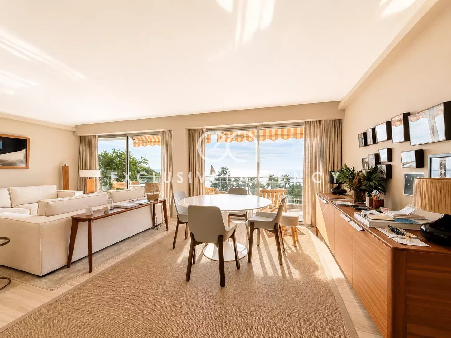 Appartement d’exception à Cannes Intérieur d'un appartement spacieux avec vue sur la mer, salon lumineux et mobilier moderne.