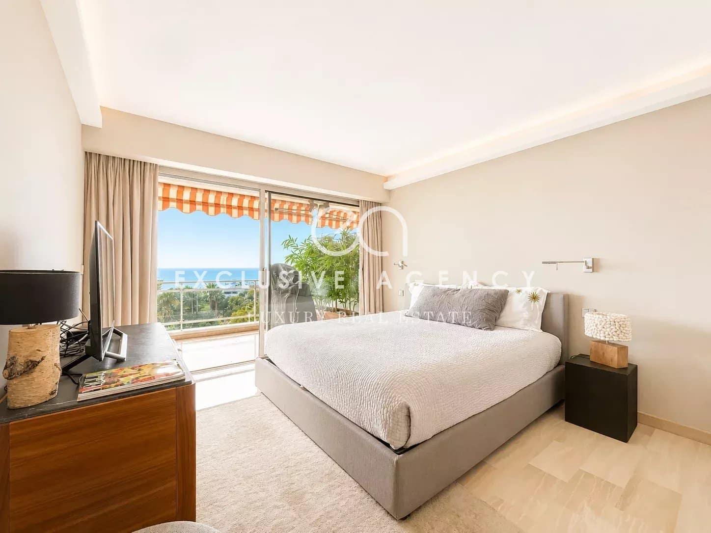 Chambre avec vue mer à Cannes Chambre d'un appartement à Cannes avec vue mer, lit double et fenêtre ouverte sur l'extérieur.
