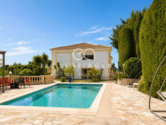 Luxury real estate photo | Charming Properties