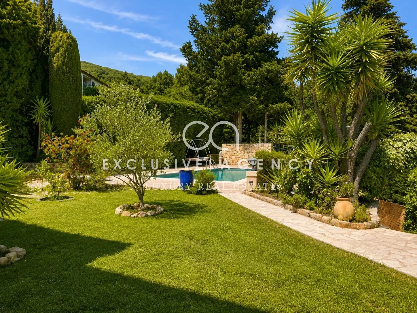 Villa for sale in Cannes Landscaped garden with swimming pool and unobstructed views of nature
