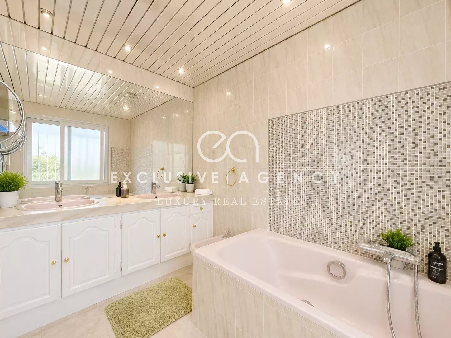Villa bathroom in Cannes Elegant bathroom with bathtub and mirror, natural light