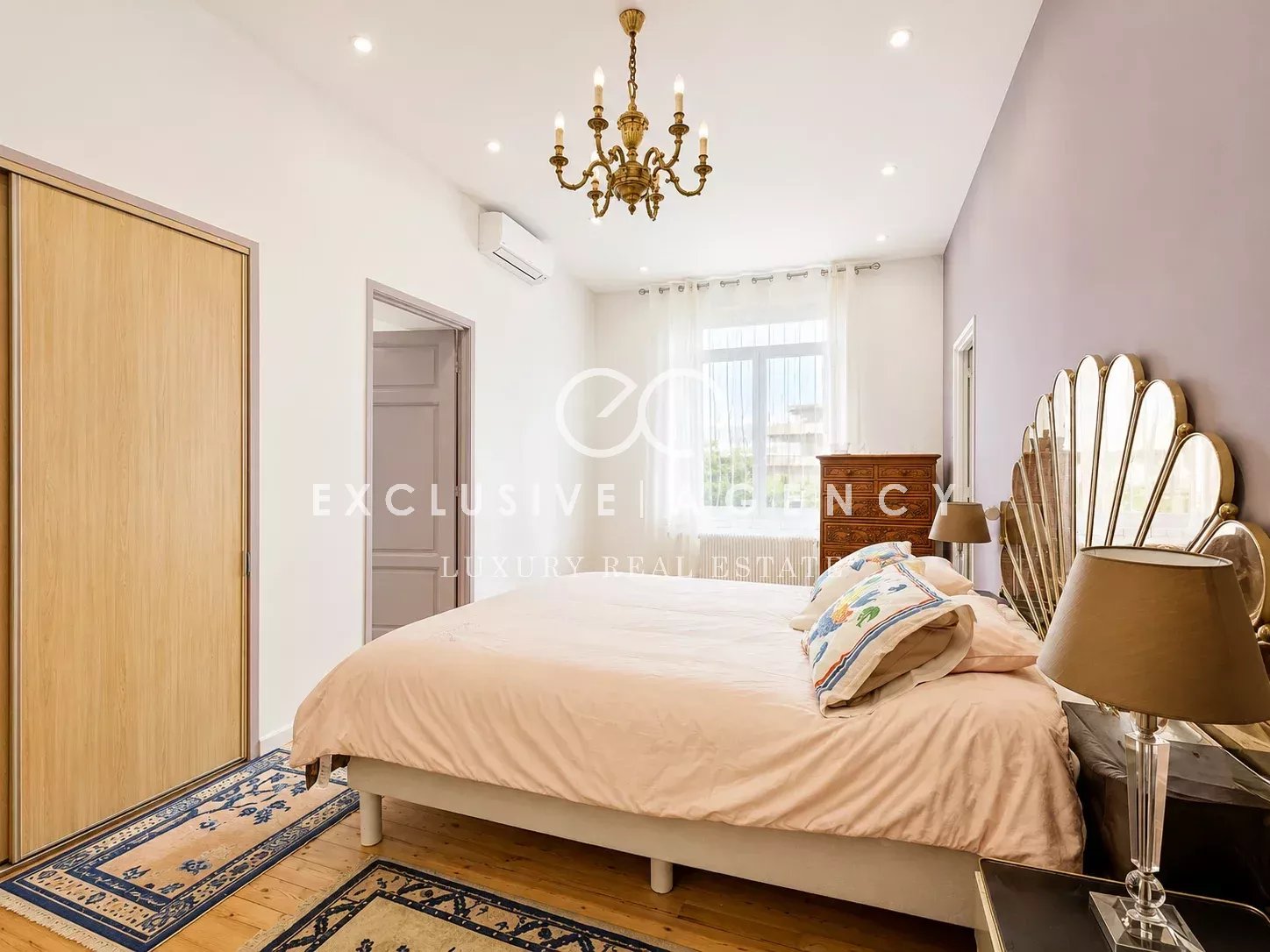 Villa room in Cannes Room in a villa in Cannes with a double bed, elegant decor and natural light.