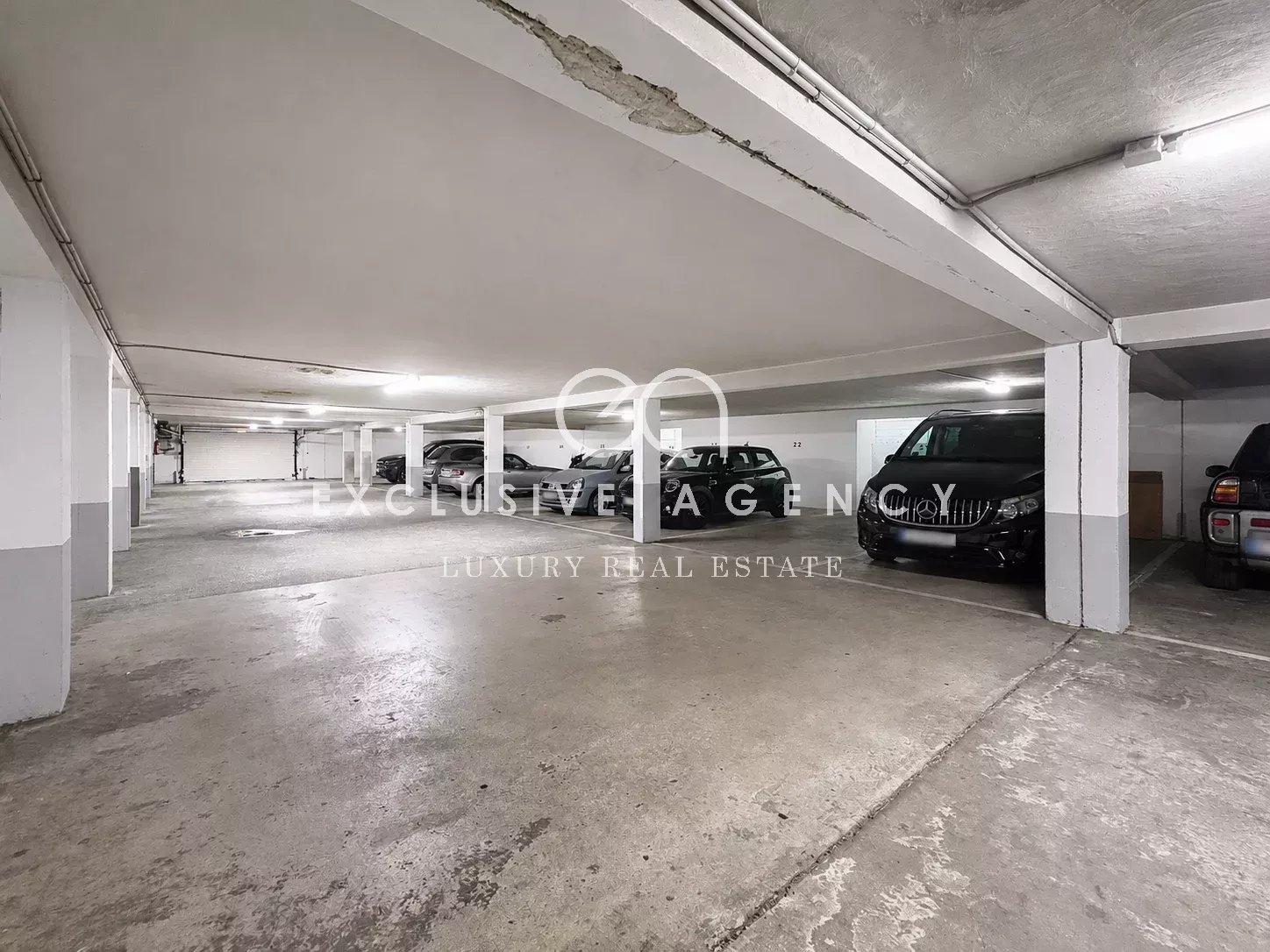 Parking souterrain à Cannes Parking souterrain avec plusieurs voitures stationnées.