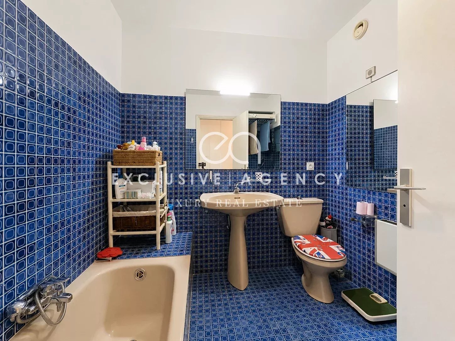 Salle de bain d’appartement à Cannes Salle de bain d'un appartement à Cannes avec carrelage bleu et baignoire