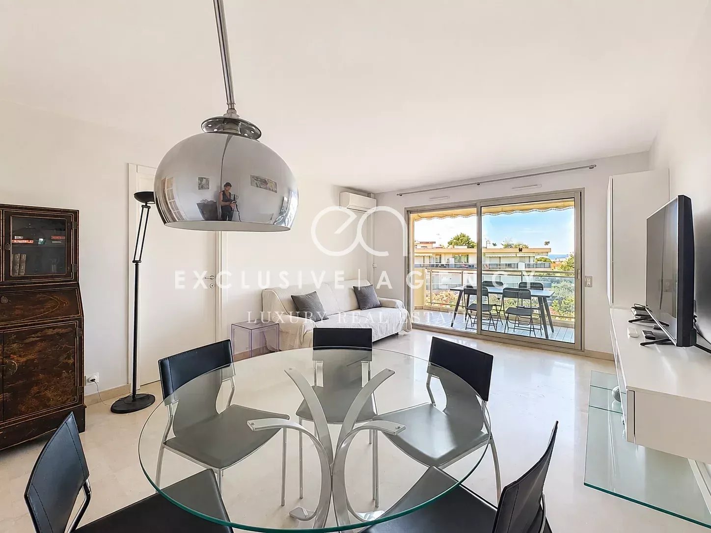 Appartement lumineux à Cannes Intérieur d'un appartement lumineux à Cannes avec salon, salle à manger et accès à une terrasse.