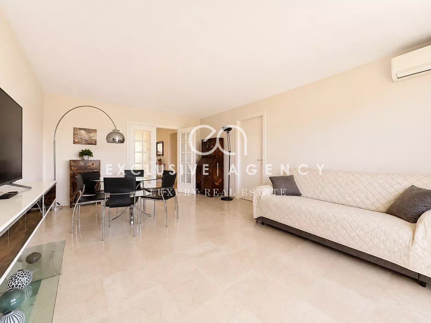 Appartement lumineux à Cannes Intérieur d'un appartement lumineux à Cannes avec salon, salle à manger et coin cuisine.