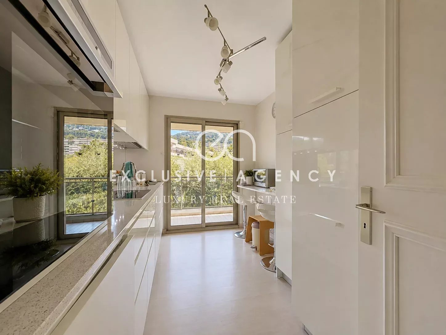Cuisine d’un appartement à Cannes Cuisine moderne et lumineuse d'un appartement à Cannes avec accès à une terrasse.