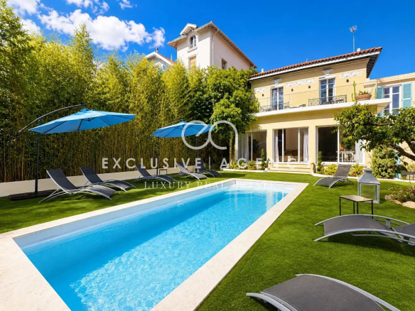 Maison bourgeoise rénovée avec piscine et jardin à Cannes, quartier calme.