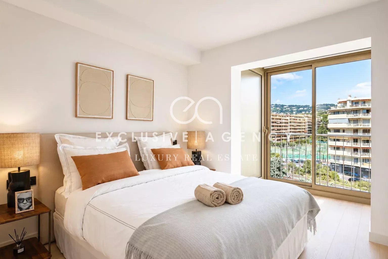Chambre avec vue à Cannes Chambre d'un appartement rénové à Cannes avec vue sur la mer.