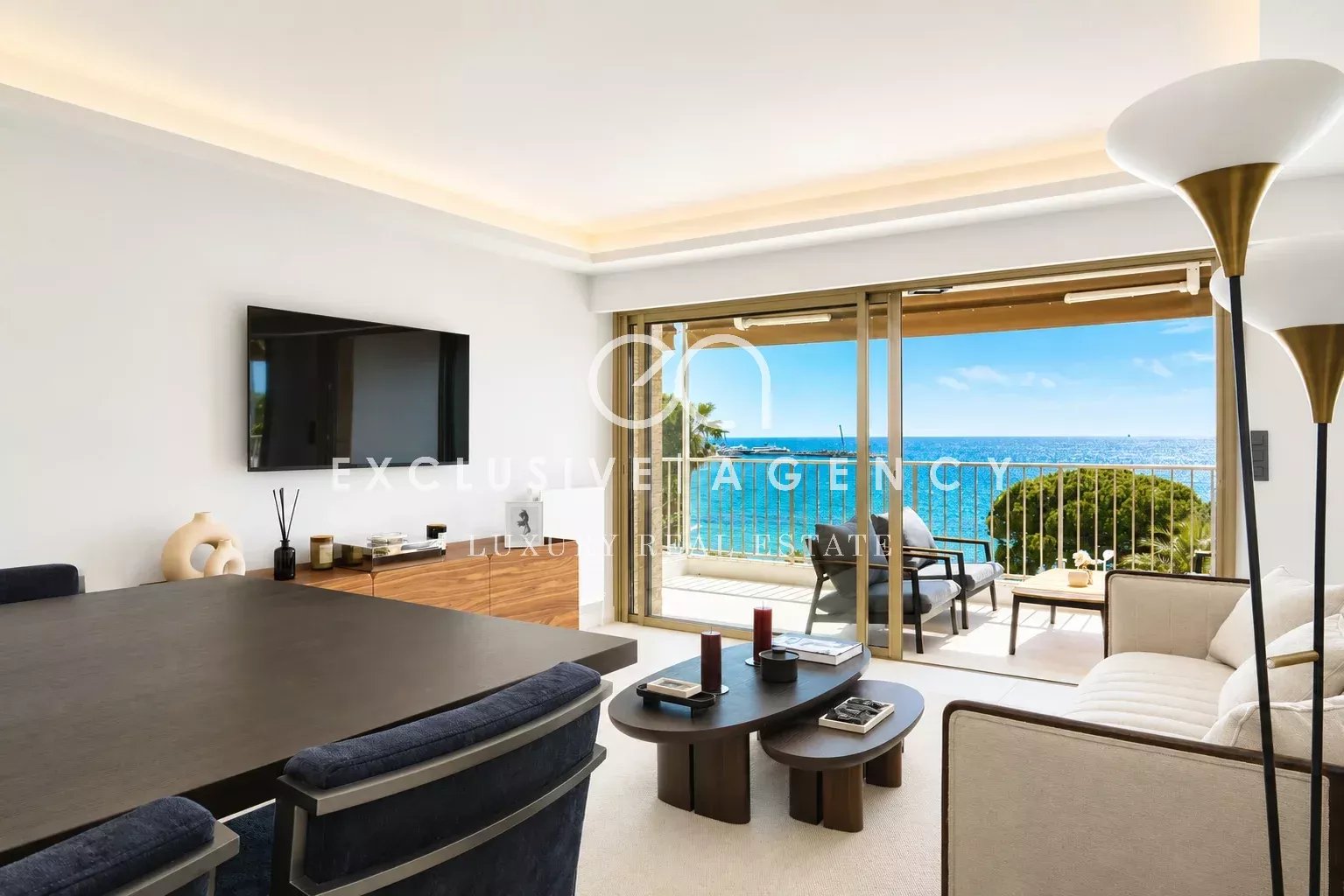 Appartement à Cannes avec vue mer Intérieur d'un appartement rénové à Cannes avec vue sur la mer et la baie.