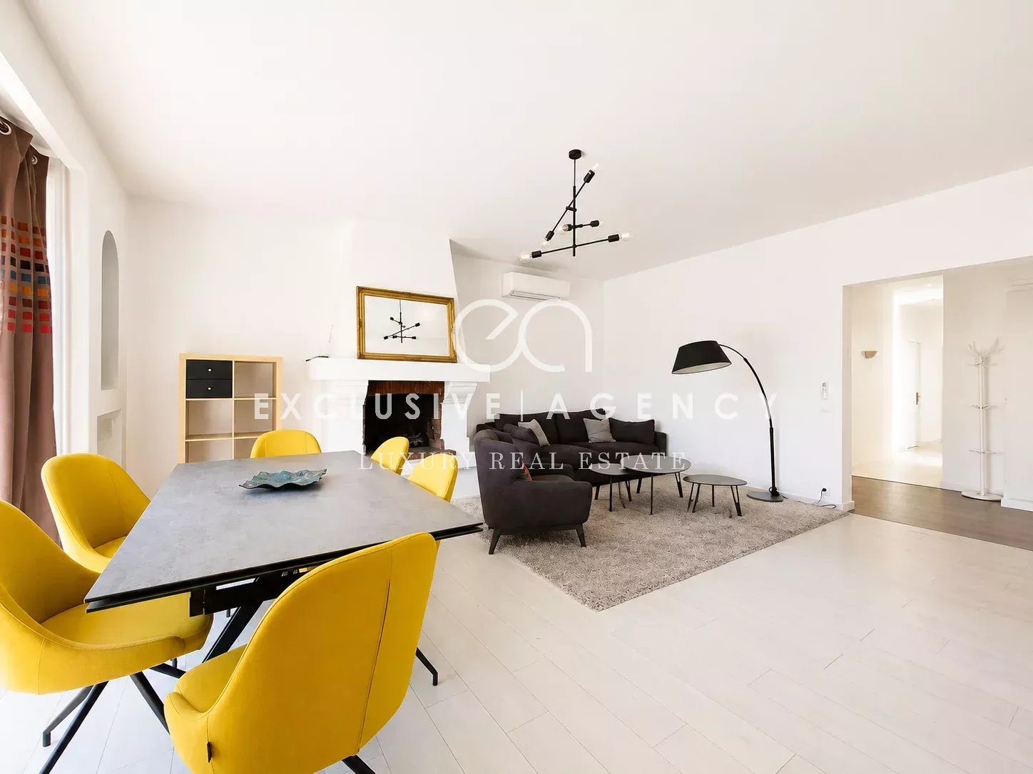 Intérieur d’une villa à Cannes Intérieur d'une villa à Cannes avec un salon lumineux et des fauteuils jaunes.