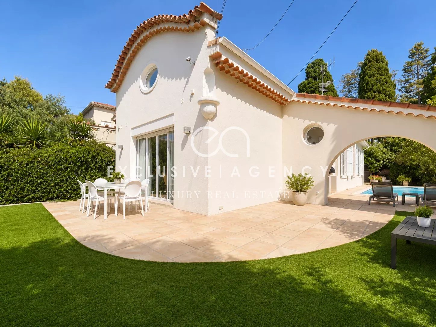 Villa individuelle à Cannes Villa individuelle à Cannes avec terrasse et jardin, située dans un quartier résidentiel.