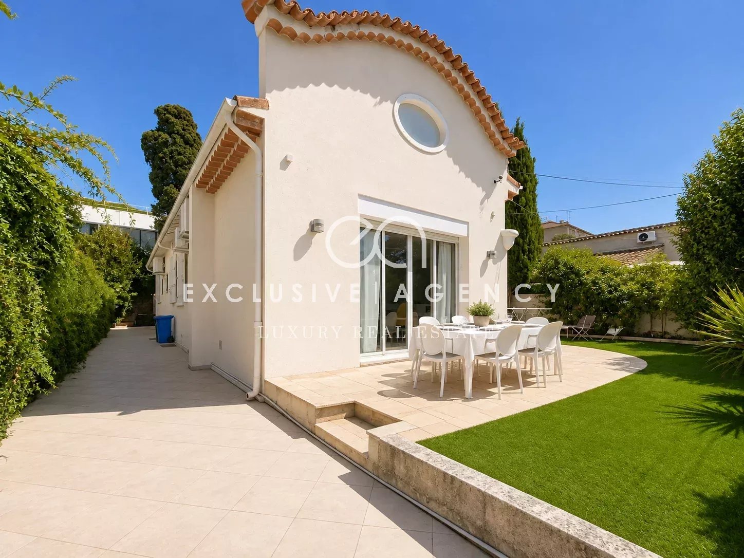 Villa individuelle à Cannes Villa individuelle à Cannes avec jardin et terrasse, ensoleillée.