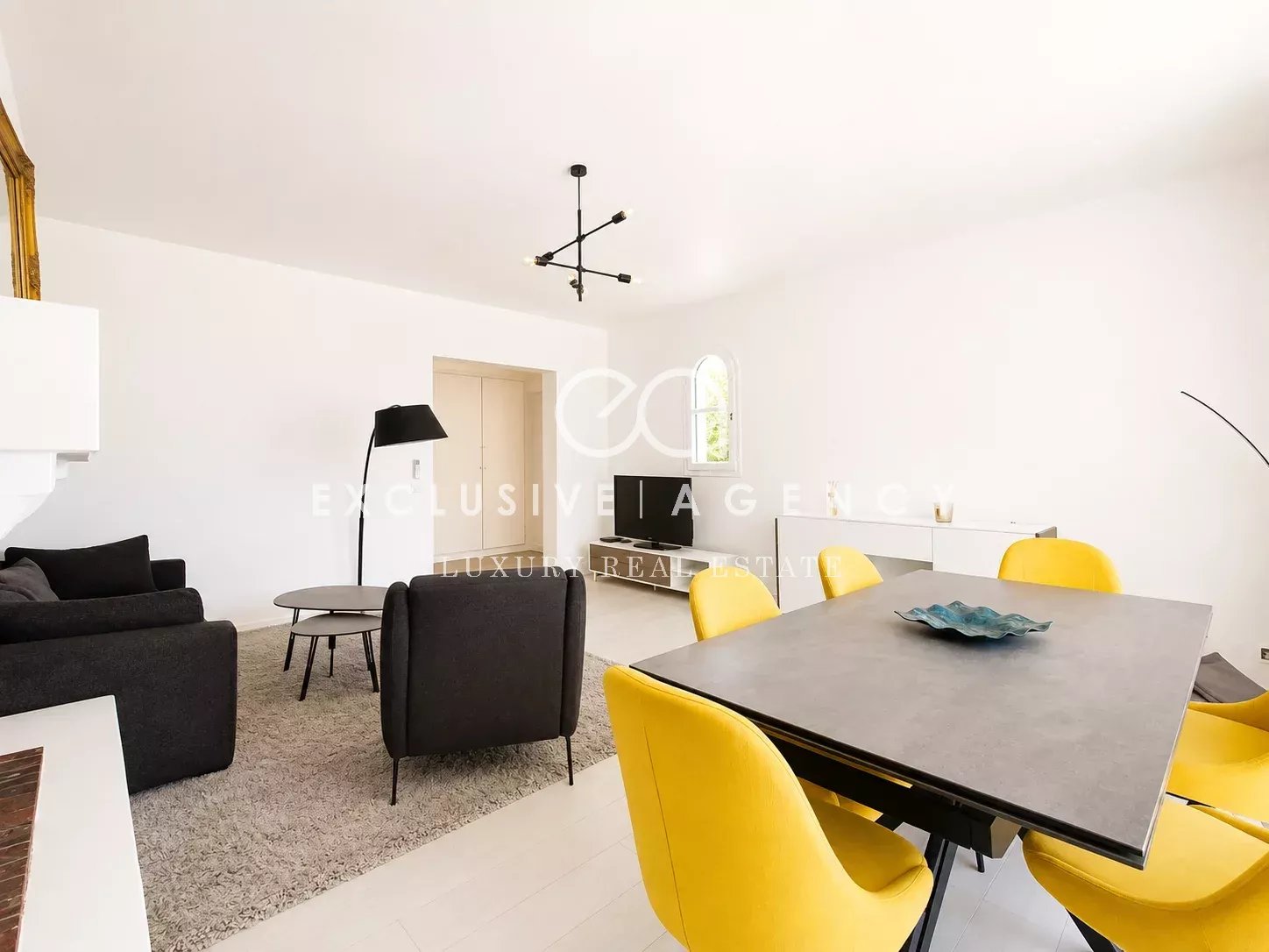 Intérieur d’une villa à Cannes Intérieur d'une villa à Cannes avec salon et salle à manger modernes.
