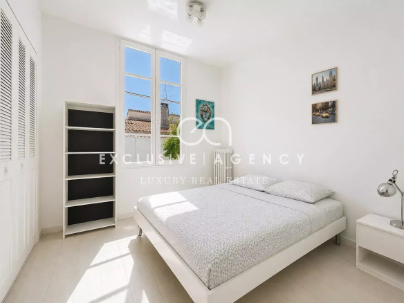 Chambre lumineuse avec lit double et fenêtres à Cannes