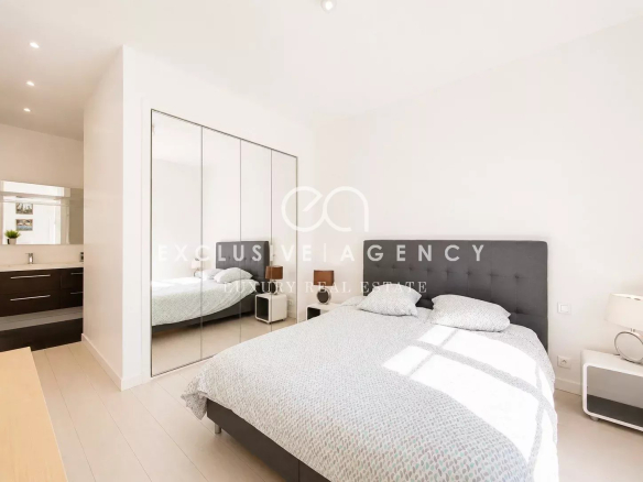 Chambre d'une villa individuelle à Cannes avec lit double et miroir.