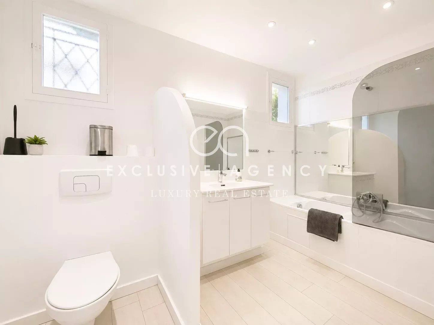 Salle de bain de la villa à Cannes Salle de bain moderne avec baignoire et meuble de rangement, lumière naturelle