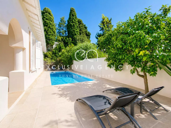 Villa individuelle avec piscine et chaises longues dans le quartier résidentiel de Cannes Oxford.