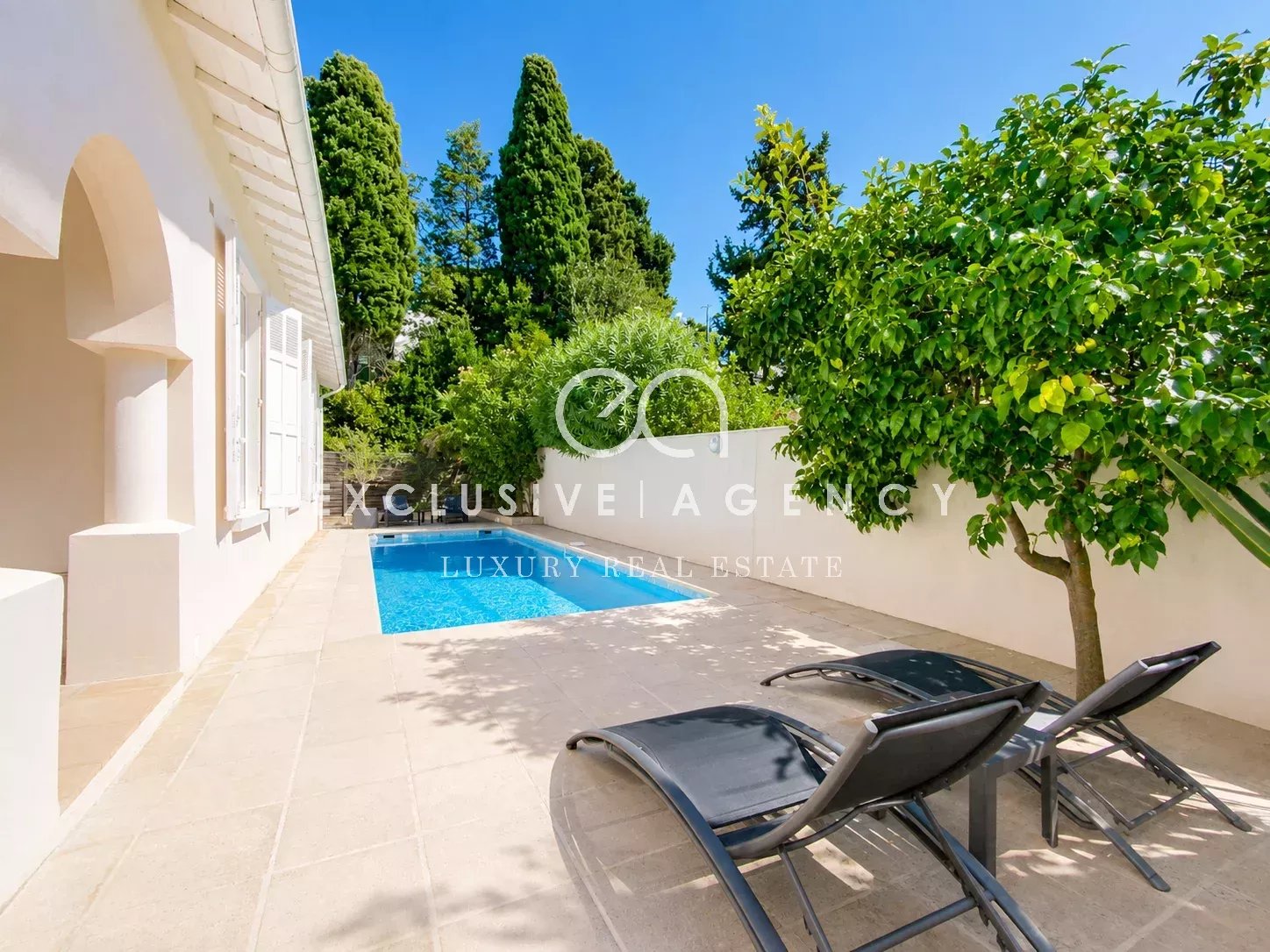 Villa à Cannes avec piscine Villa individuelle avec piscine et chaises longues dans le quartier résidentiel de Cannes Oxford.