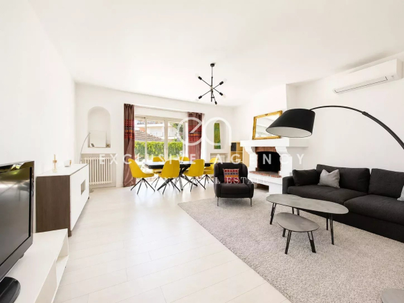 Intérieur d'une villa à Cannes avec salon spacieux et mobilier moderne.