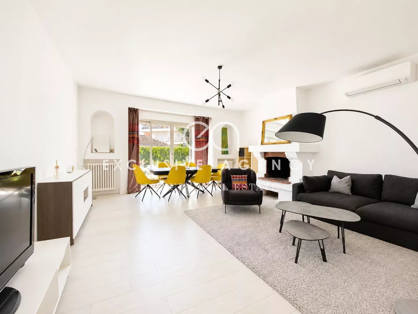 Salon d’une villa à Cannes Intérieur d'une villa à Cannes avec salon spacieux et mobilier moderne.