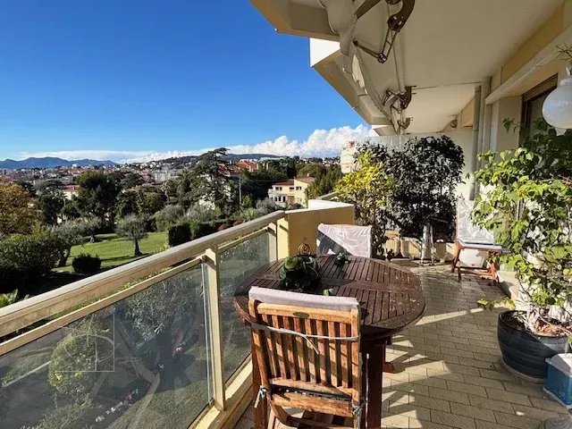 Cannes Montrose, in one of the most beautiful residences in the area with park, swimming pool and tennis court, superb 3-room corner apartment with 2 beautiful terraces