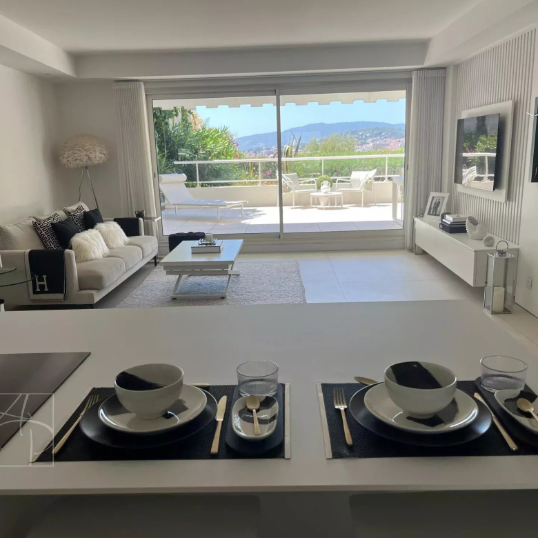 COUP DE COEUR ASSURE POUR CE 3-4P DERNIER ETAGE AVEC GARAGE ET CAVE PISCINE DANS UNE RESIDENCE DE RENOM