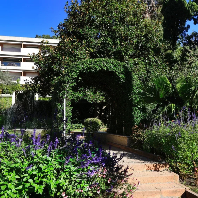 COUP DE COEUR ASSURE POUR CE 3-4P DERNIER ETAGE AVEC GARAGE ET CAVE PISCINE DANS UNE RESIDENCE DE RENOM