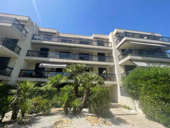 CANNES MONTROSE-RARE 3 PIECES AVEC VUE DEGAGEE JUSQU’A LA MER RESIDENCE DE GRAND STANDING AVEC PISCINE ET TENNIS