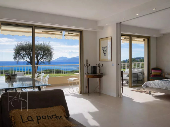 EXCLUSIVE LISTING - A REAL GEM! THIS 2-BEDROOM APARTMENT WITH GARAGE, CELLAR, AND POOL IS GUARANTEED TO BE A MUST-SEE IN A RENOWNED RESIDENCE