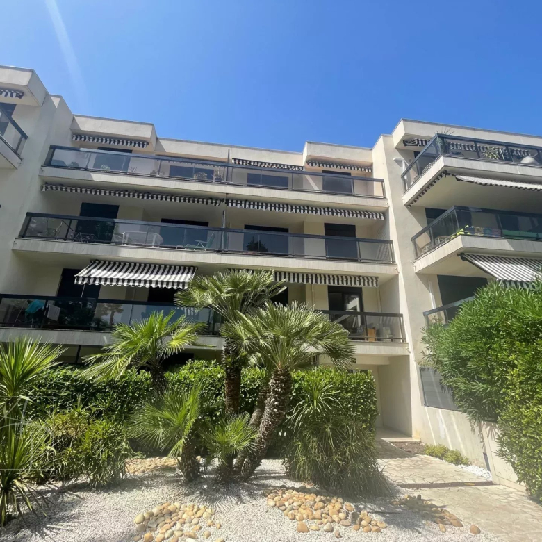 CANNES-CROIX DES GARDES – Vaste 4 pièces bourgeois, belle vue mer.