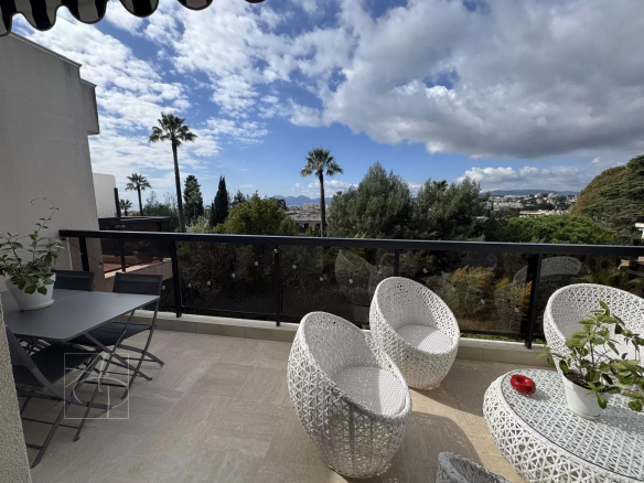 EN DERNIER ETAGE COUP DE COEUR ASSURE SPLENDIDE APPARTEMENT DANS LUXUEUSE RESIDENCE DE RENOM AVEC PISCINE ET TENNIS