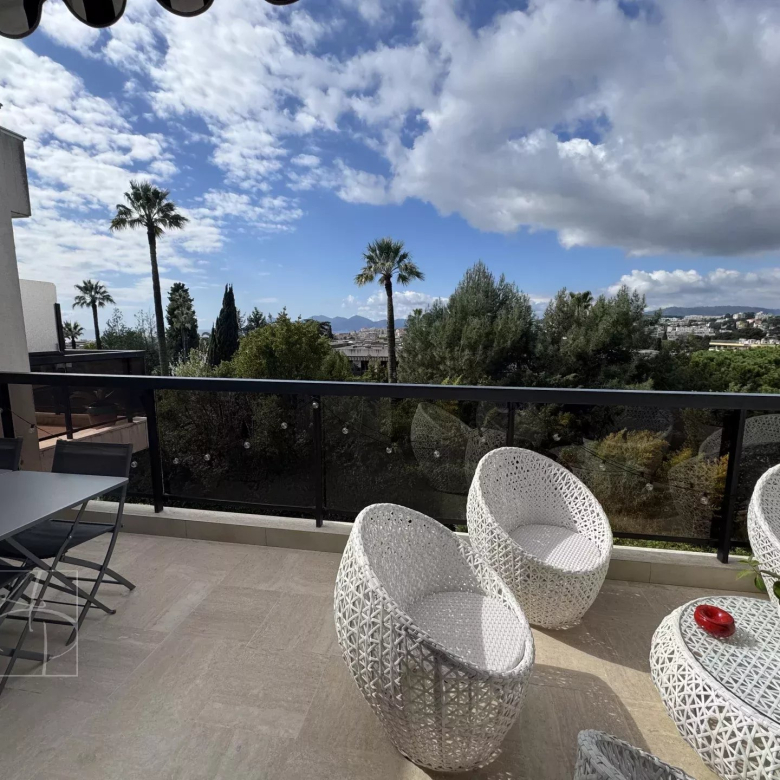 En Exclusivité dernier étage Cannes Montfleury Très beau 3p entièrement neuf vue dégagée