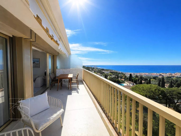 Coup de cœur assuré pour ce sublime 3 pièces vue mer panoramique avec double box et cave