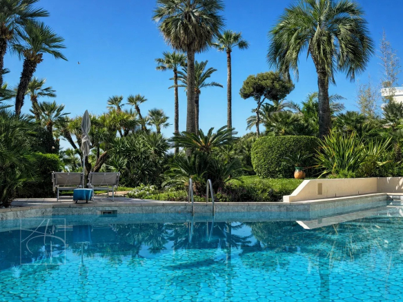 Palm beach moure rouge sublime 2 pieces piscine dans résidence luxueuse face a la mer