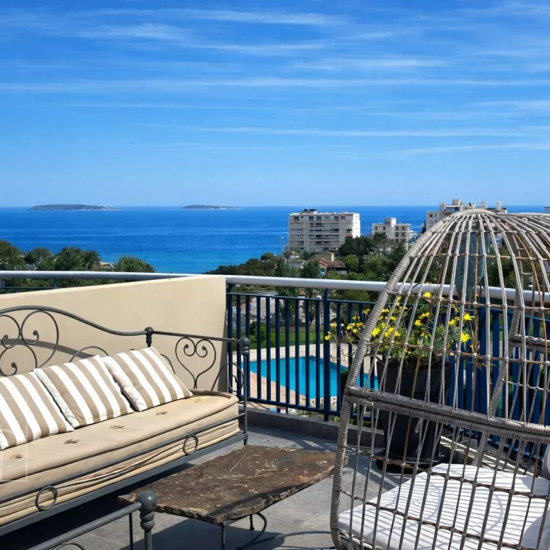 Palm beach moure rouge sublime 2 pieces piscine dans résidence luxueuse face a la mer