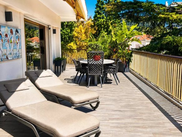 Unique 4-room penthouse with a 280m2 terrace in absolute tranquility, very close to the town center, with unobstructed sea views