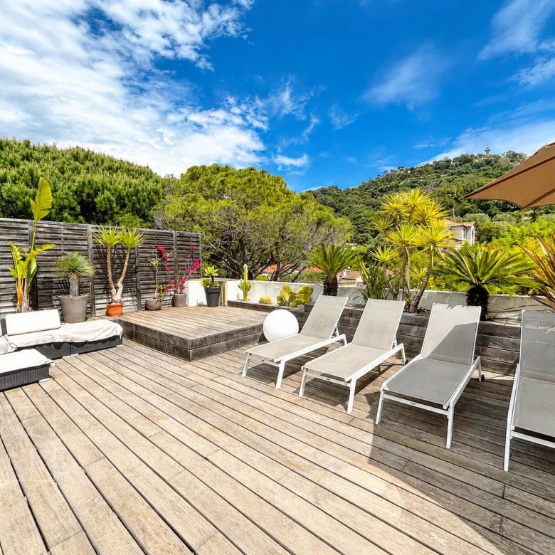 Rayol-Canadel – Character property with panoramic sea views