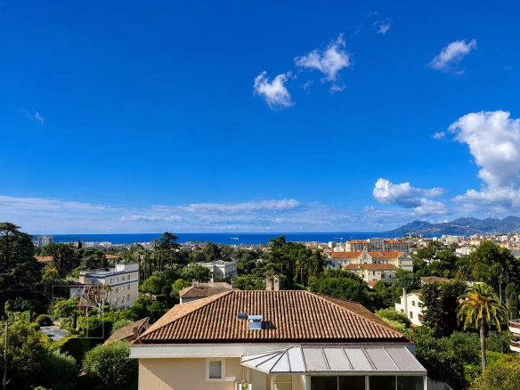Panoramic sea view for this superb, fully renovated 2-bedroom apartment