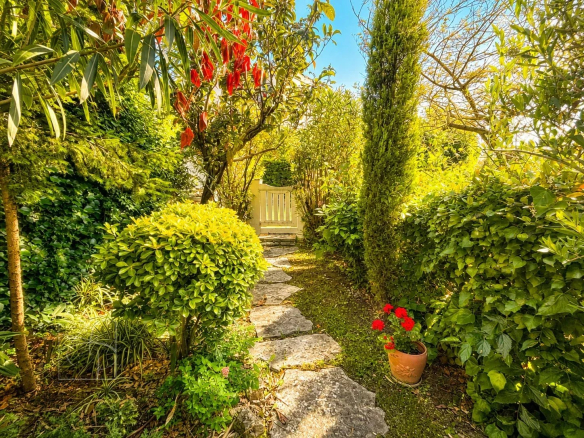Cannes Montfleury à 5 min à pied du centre ville Appartement villa 3p 92m2aux beaux volumes avec jardin privatif .