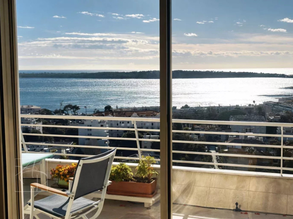 EN EXCLUSIVITE-VUE MER FEERIQUE POUR CE BEAU 3 PIECES DANS L UNE DES PLUS BELLES RESIDENCES DE CANNES BASSE CALIFORNIE