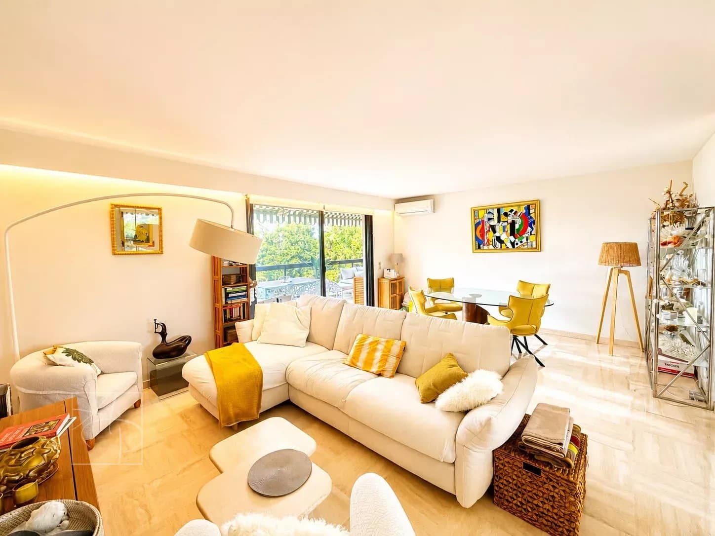 Appartement de 2 pièces rénové avec séjour lumineux et terrasse à Cannes, vue sur jardins et aperçu mer.
