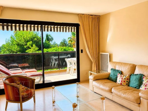 Living room of a 3-room apartment with sea view in Cannes, large windows and terrace