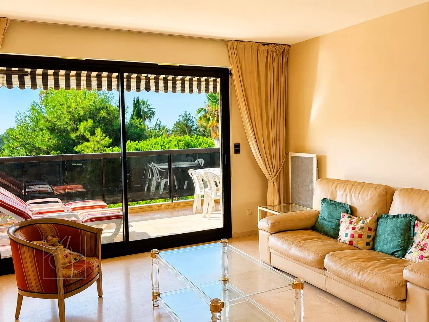 Living room of a 3-room apartment with sea view in Cannes, large windows and terrace