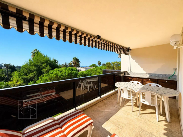Apartment terrace with sea view, garden furniture, Cannes.