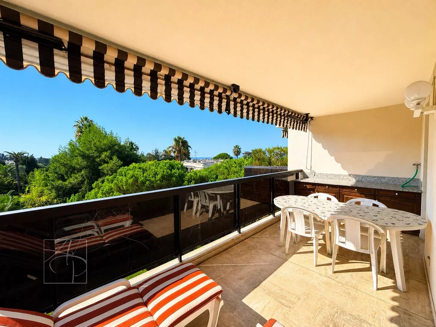 Apartment terrace with sea view, garden furniture, Cannes.