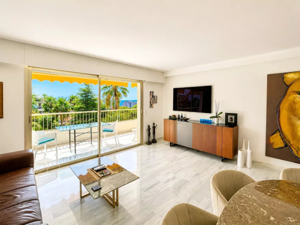 Intérieur d'un appartement à Cannes avec salon lumineux, terrasse et vue sur la mer.