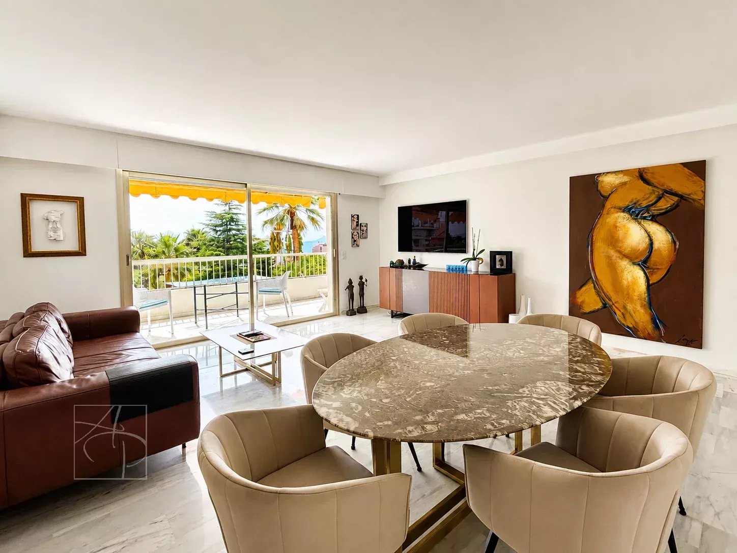 Intérieur d'un appartement élégant avec salon, salle à manger et terrasse à Cannes.