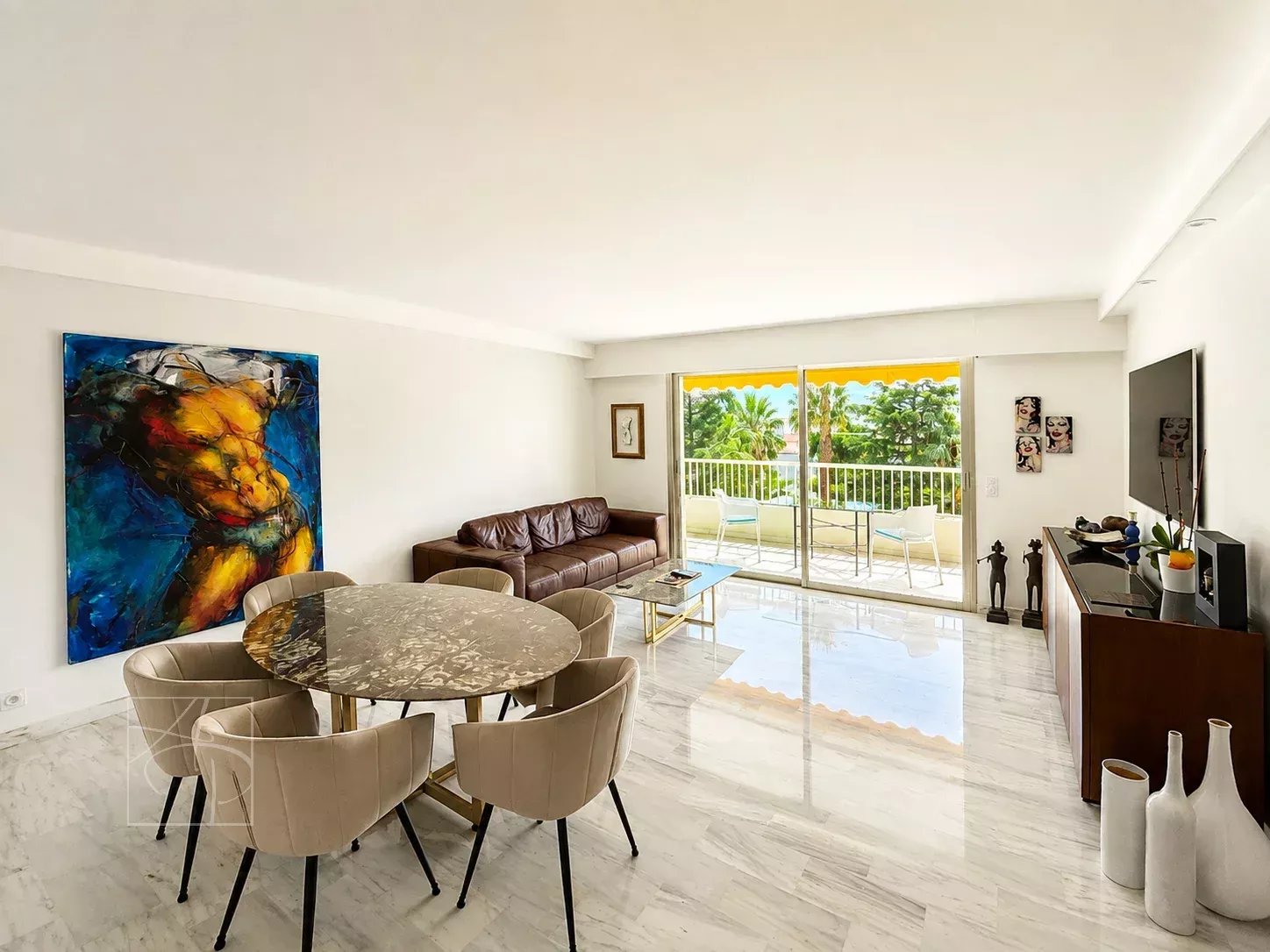Intérieur d'un appartement élégant avec salon, salle à manger et terrasse à Cannes.