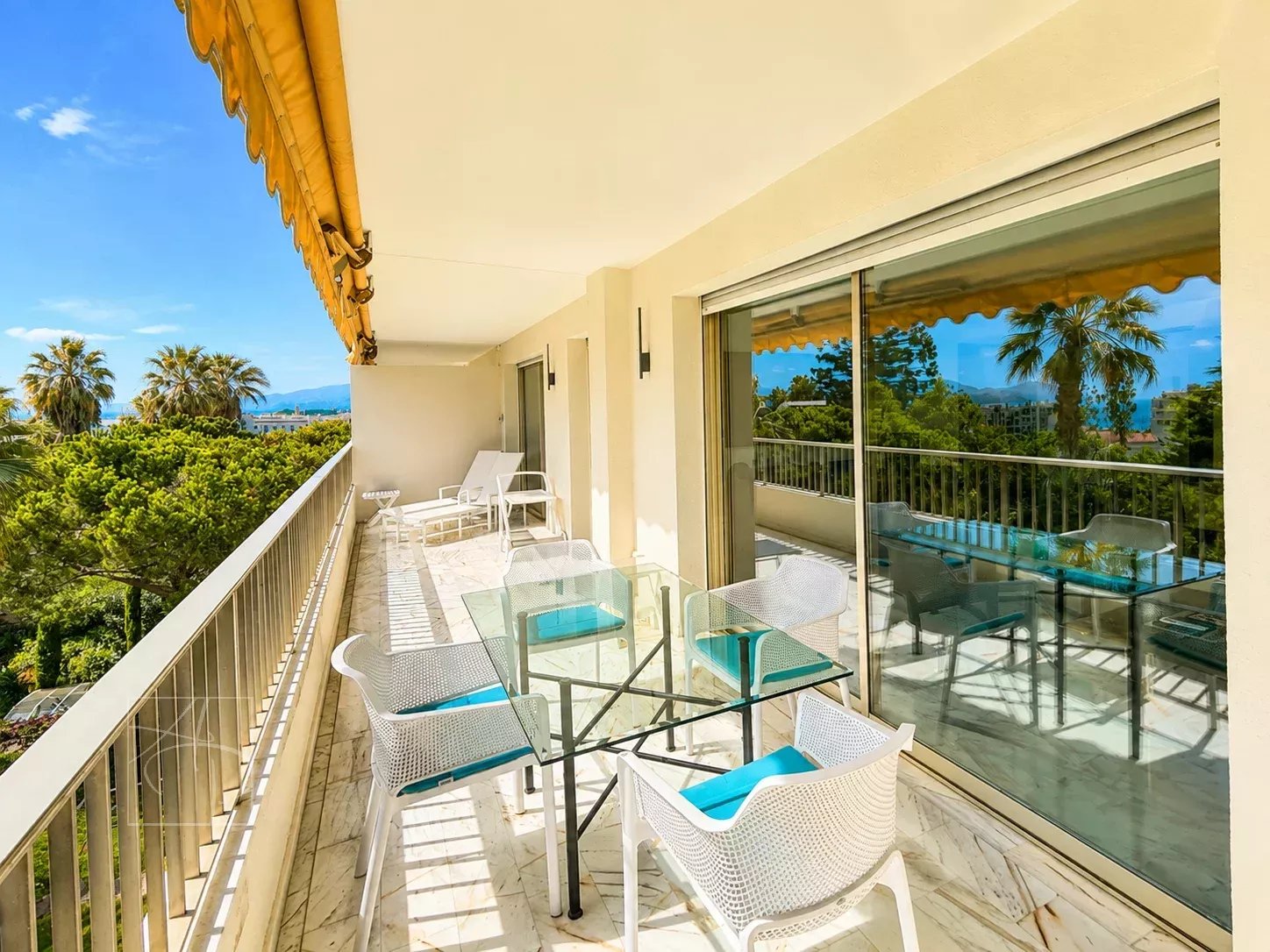 Terrasse d'un appartement à Cannes avec vue dégagée sur la mer et mobilier moderne.